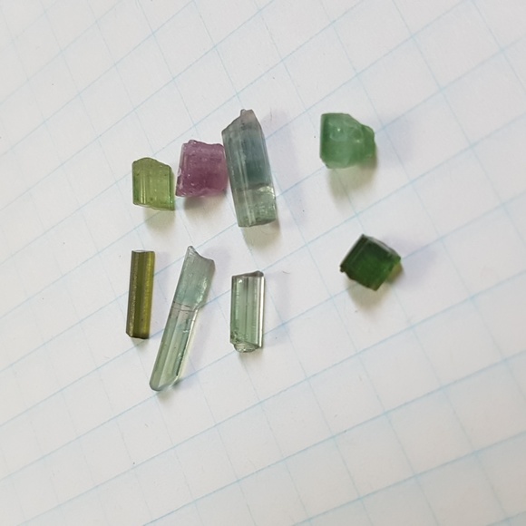 10.6ct rough tourmaline gemstone crystal lot - Picture 3 of 4